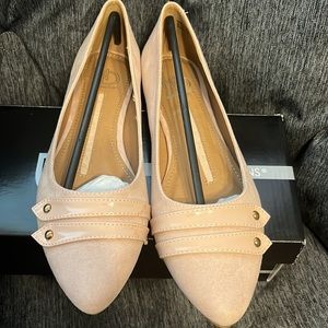 NWT- TAN FLATS- NEW DIRECTION- 7.5